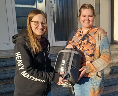 Metalfans spenden Schlafsäcke