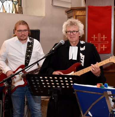 Mit Humor und E-Gitarre in den Ruhestand