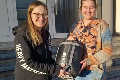 Metalfans spenden Schlafsäcke