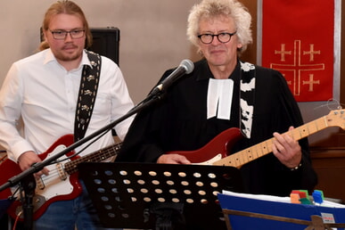 Mit Humor und E-Gitarre in den Ruhestand