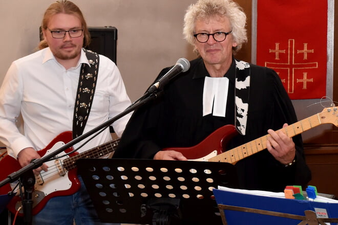 Mit Humor und E-Gitarre in den Ruhestand