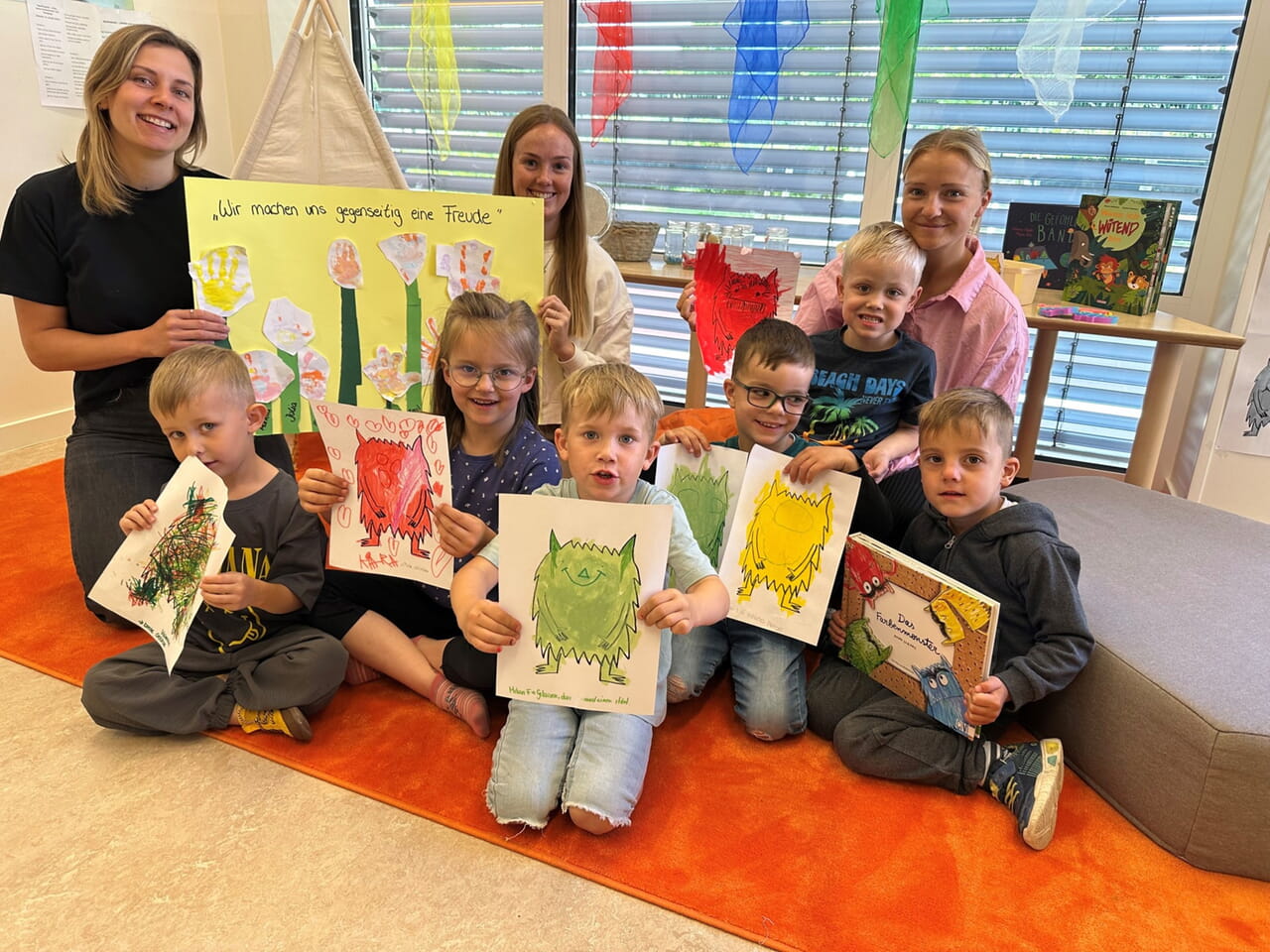 „Wir machen uns gegenseitig eine Freude“: Die Erzieherinnen Kimberley Vanderschueren, Katharina Butterweck und Jamie Dorn mit Kindern und ihren Farbmonstern. Foto: Hans-Albert Limbrock