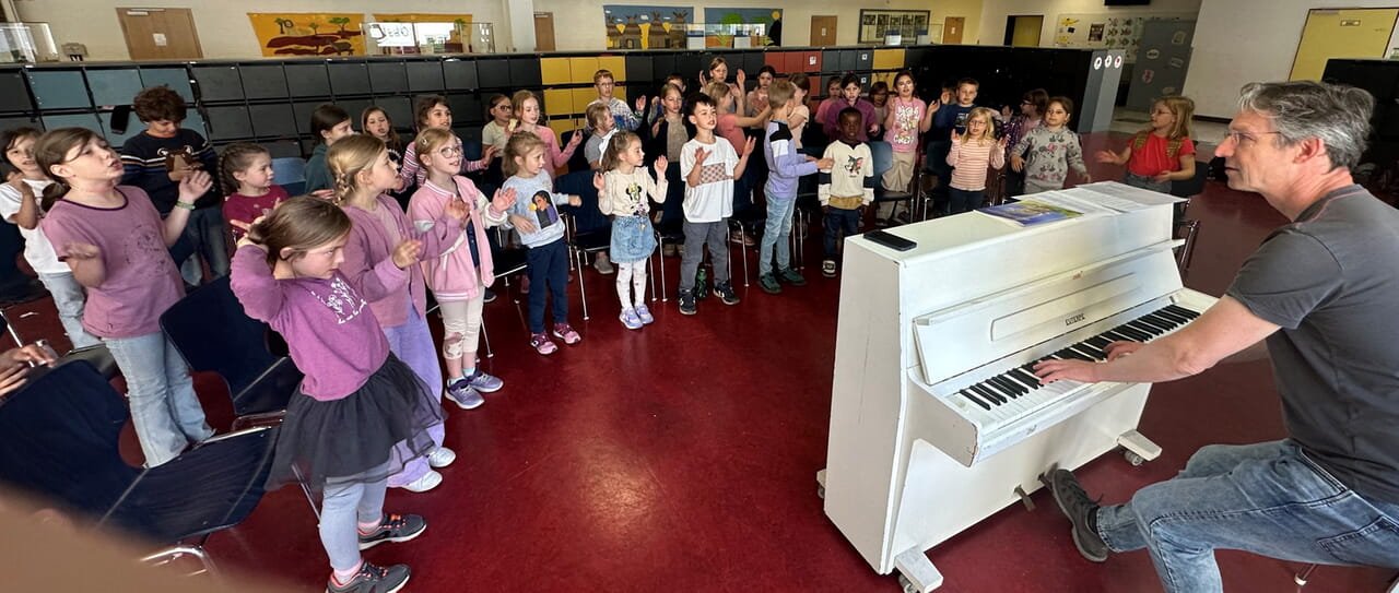 Intensiv proben die Schülerinnen und Schüler der Johannesschule in Arnsberg derzeit für ihren großen Auftritt in der Kreuzkirche in Hüsten. Fotos: Hans-Albert Limbrock