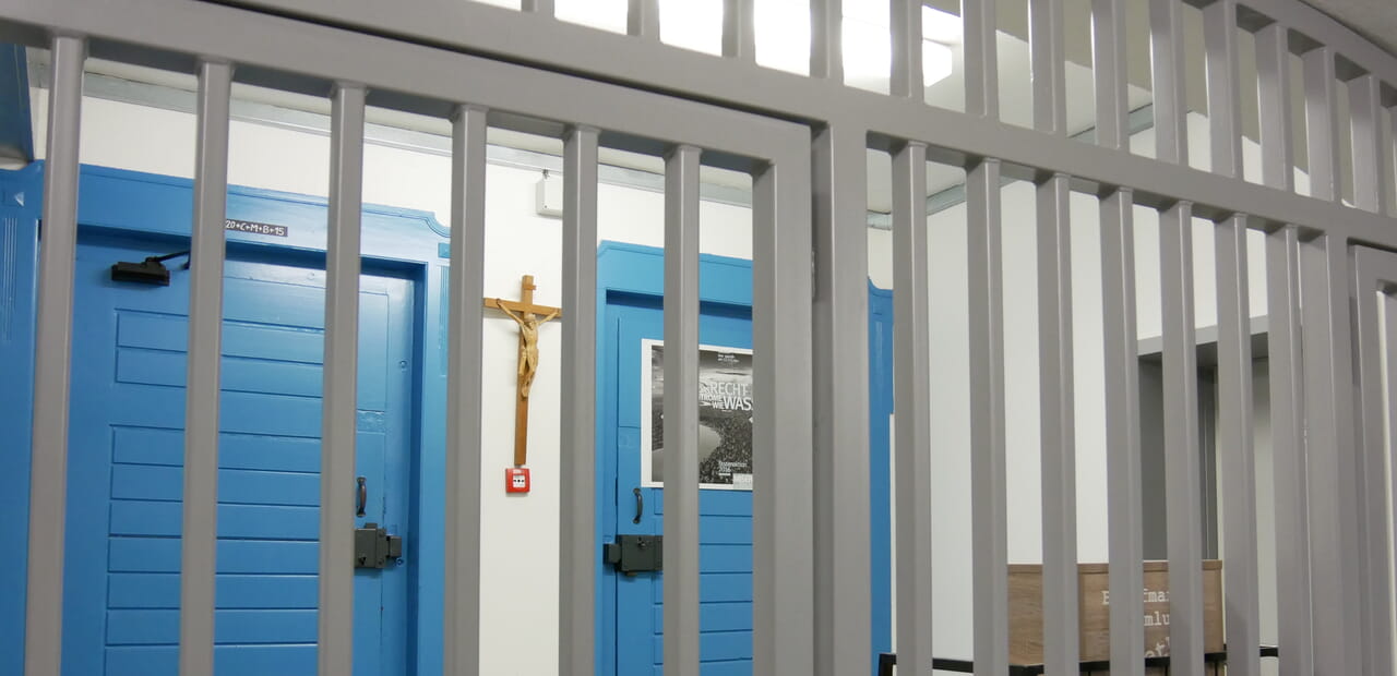 Gott hinter Gittern. Wer in die Gefängniskirche der JA Werl möchte, muss erst ein mächtiges eisernes Tor passieren. Fotos: Hans-Albert Limbrock