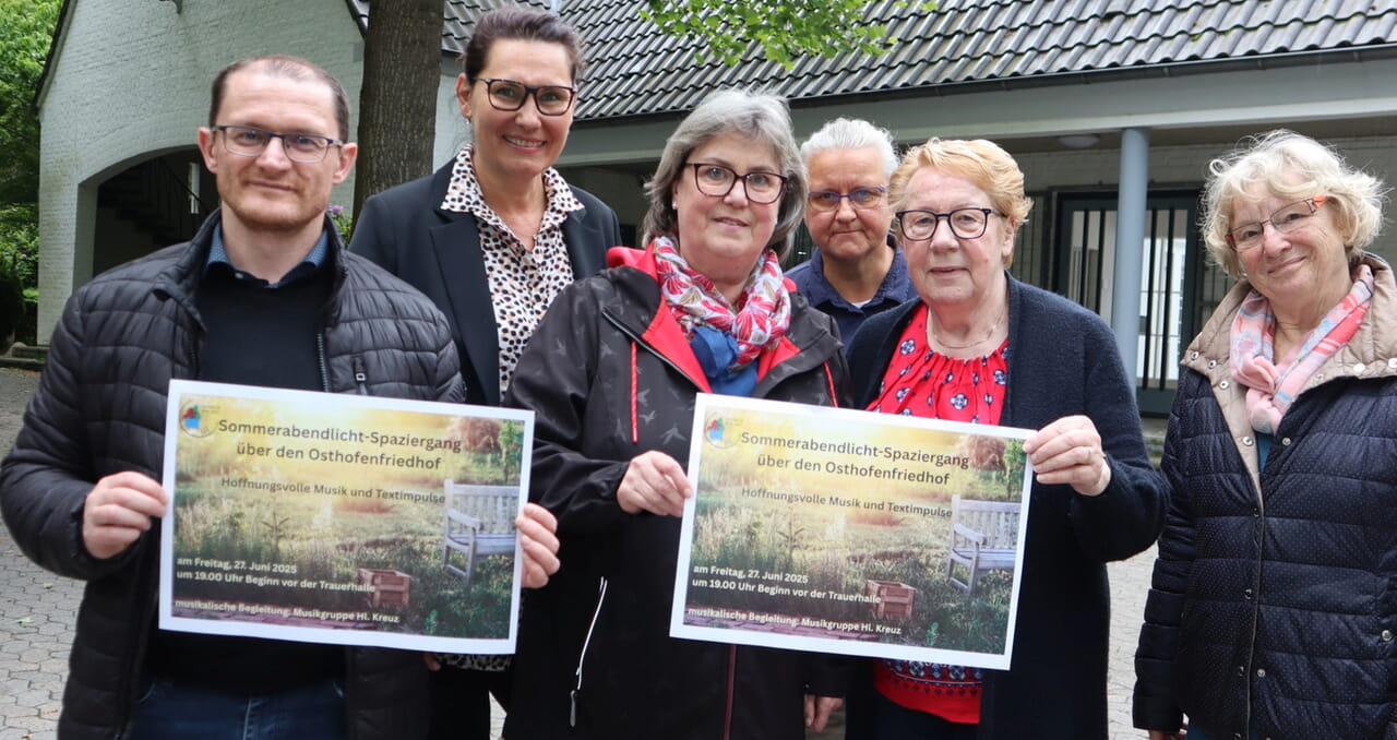 Der Arbeitskreis „Trauerpastoral “ mit (von links) Viktor Schäfer, Heike van Beek, Sonja Müller, Sonja Rudolph, Maria-Luise Pepinghege und Ursula Albert lädt ein zu Musik und Textimpulsen bei einem „Sommerabendlicht-Spaziergang“ über den Osthofenfriedhof.