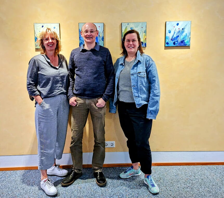 Für die Mitarbeiter:Innen des Ev. Kirchenkreises Soest-Arnsberg setzen sich mit Rat und Tat ein (v.l.): Diana Junker-Thiemann, Markus Kaulbars, Lena Husemann (zurzeit in Elternzeit)