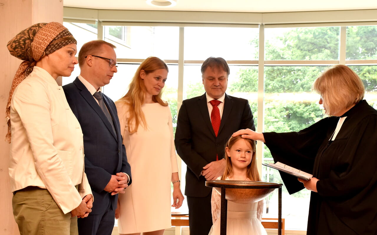 Zu den Höhepunkten des Gottesdienstes an Christi Himmelfahrt zählte die Taufe der sechsjährigen Amalia im Kreis ihrer Familie und vor den Besucher:innen im „Kirchenraum“. Fotos Frank Albrecht