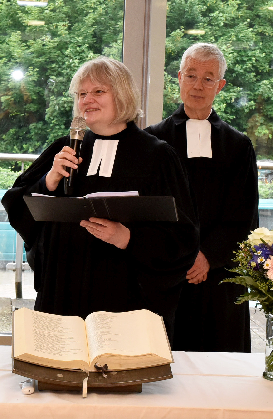 Der Zentralgottesdienst in der Region 7 zu Christi Himmelfahrt wurde von Pfarrerin Ulrike Rüter und Pfarrer Dr. Udo Arnoldi gemeinsam in der ehemaligen Waldarbeiterschule – dem heutigen Forstlichen Bildungszentrum – vor der Kulisse vieler Bäume gestaltet.