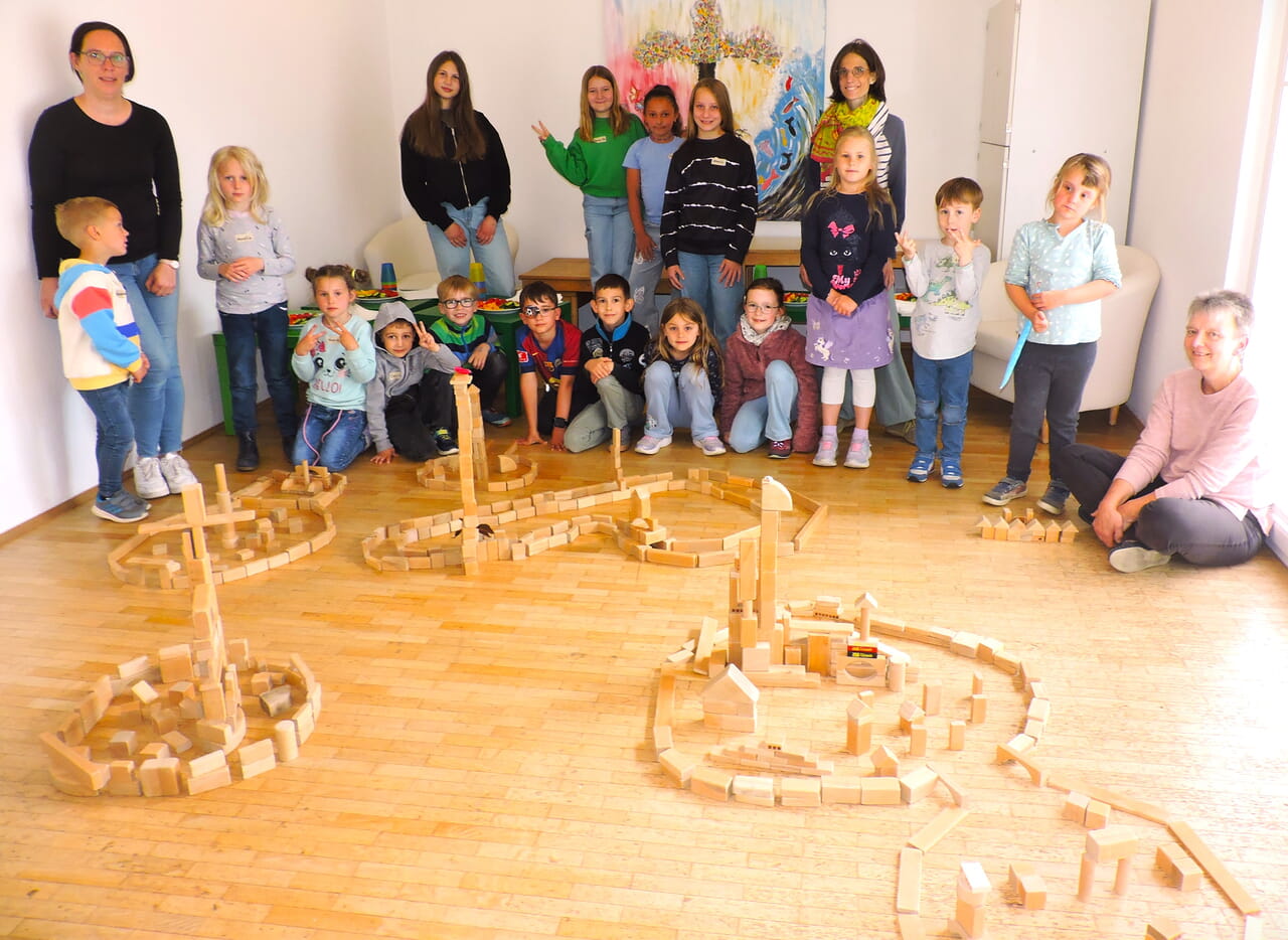 Beim Turmbau zu Babel kannte die Fantasie der Kinder keine Grenzen. Am Ende war eine Landschaft mit respektablen fünf Türmen entstanden. Fotos: Rotraud Grün
