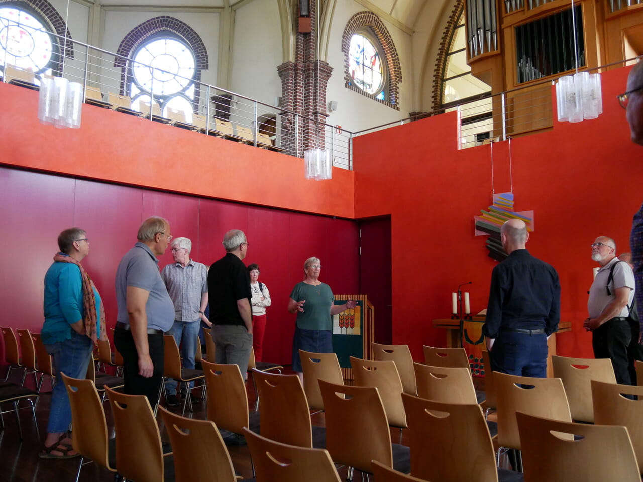 Der Kirchraum der Segenskirchengemeinde in Dortmund-Eving lässt sich multifunktional nutzen; hinter den roten Schiebewänden befinden sich Gemeinderäume, eine Küche und die sanitären Anlagen. Fotos: Hans-Albert Limbrock