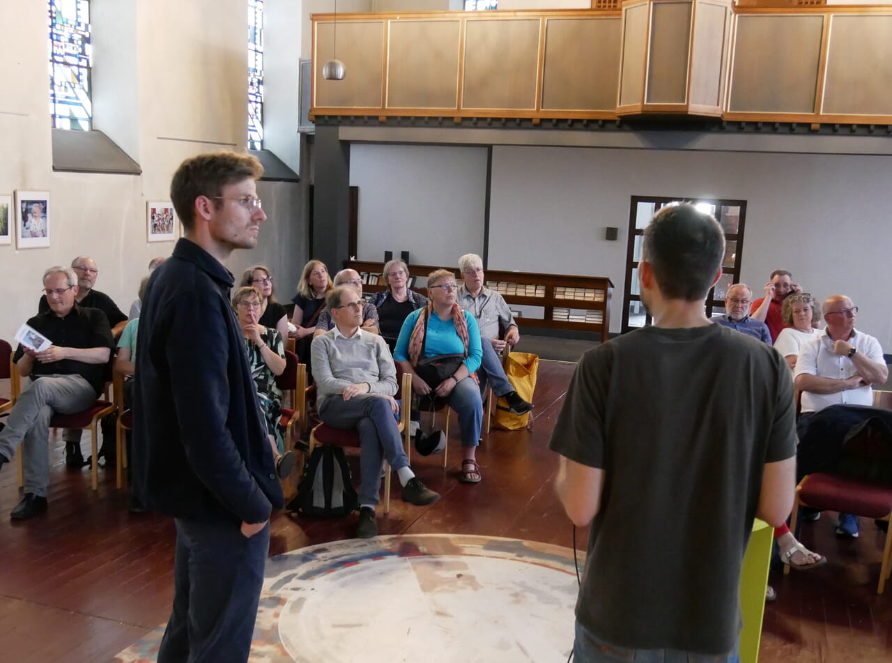 Architekt Daniel Leseberg (links) und Pfarrer Constantin Decker von der Kirchengemeinde Bochum stellten erste Ideen für die Neuausrichtung der Pauluskirche vor.