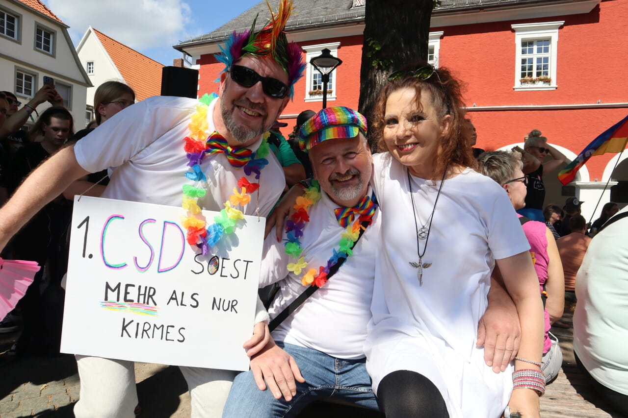 Carsten Frank (l.) zog vor 32 Jahren von Soest nach Köln. Das heutige Soest wirkt auf ihn deutlich liberaler. Den CSD besuchte er mit seinem Partner und seiner in Soest lebenden Schwester Claudia.