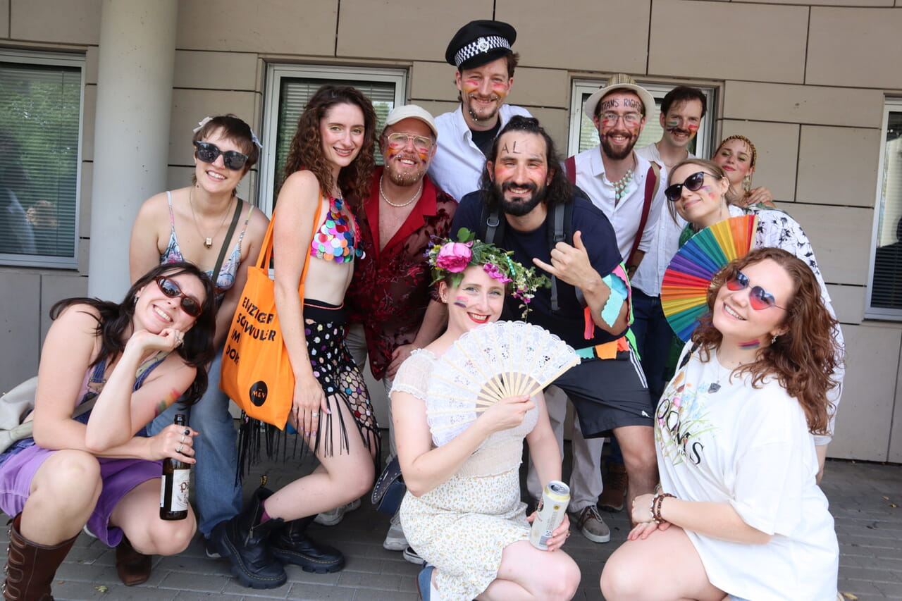 Bunt, vielfältig, menschlich – so präsentierten sich die Teilnehmenden am ersten Christopher Street Day in Soest. Fotos: Klaus Bunte