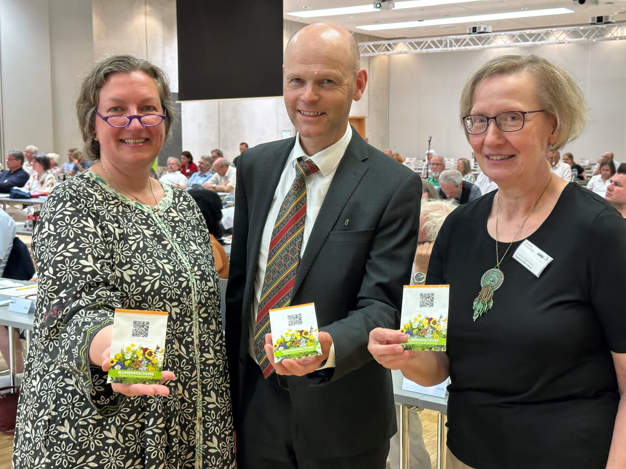 Der Kirchenkreis erarbeitet aktuell ein neues Leitbild. Erste Überlegungen stellten Pfarrerin i.R. Daniela Stiftel-Völker (rechts) und Pfarrerin Sandra Fedeler während der Synode Superintendent Dr. Manuel Schilling und den erschienenen Synodalen vor. Wesentliches Element ist das Bild eines Gartens, für den Samentütchen verteilt wurden. Fotos: Hans-Albert Limbrock