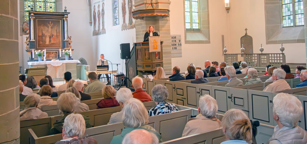 Wie ist es mit Gott und den Menschen? Pfarrerin Anika Prüßing predigte in der der evangelischen Pfarrkirche Sankt Simon und Judas Thaddäus in Bad Sassendorf. Der Gottesdienst war gut besucht.