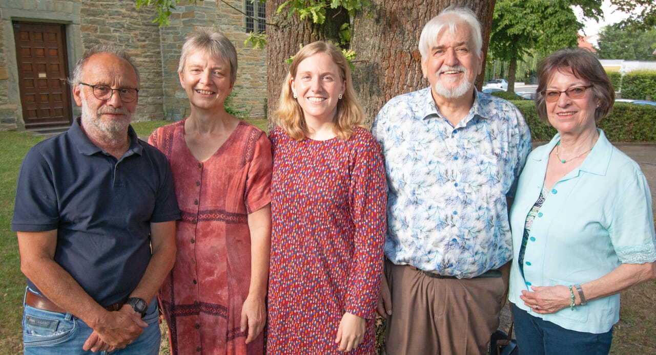 Gruppenbild mit den Gemeindeleitern nach der einstimmigen Wahl: Peter Potthoff, Almuth Langemeyer, Pfarrerin Anika Prüßing, Olaf Schmidt und Gudrun Tüttelmann (von links). Fotos. Thomas Brüggestraße