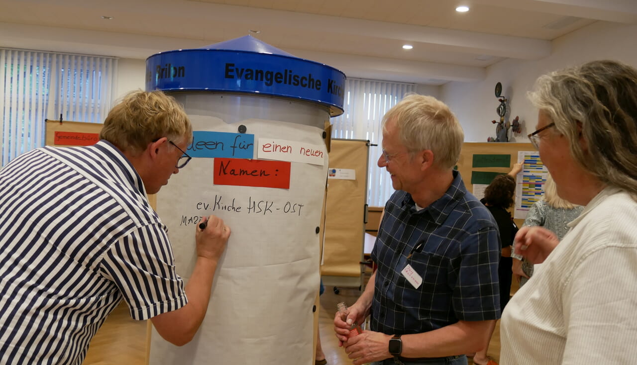 An einer Litfaßsäule konnten die Mitglieder aus den Arbeitskreisen Vorschläge für den neuen Namen notieren. Fotos: Hans-Albert Limbrock