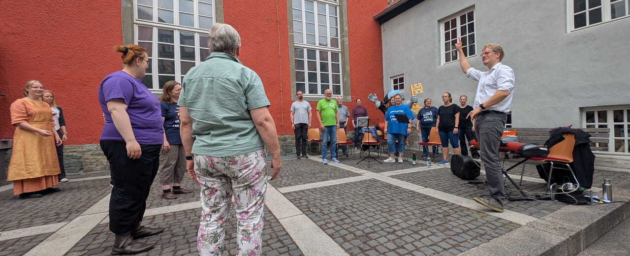 Paul Knizewski bei den Stimmübungen vor der Probe. Der junge Kantor ist seit April im Soest tätig und übernahm direkt die musikalische Leitung der Wiederaufführung des Fehde-Musicals.