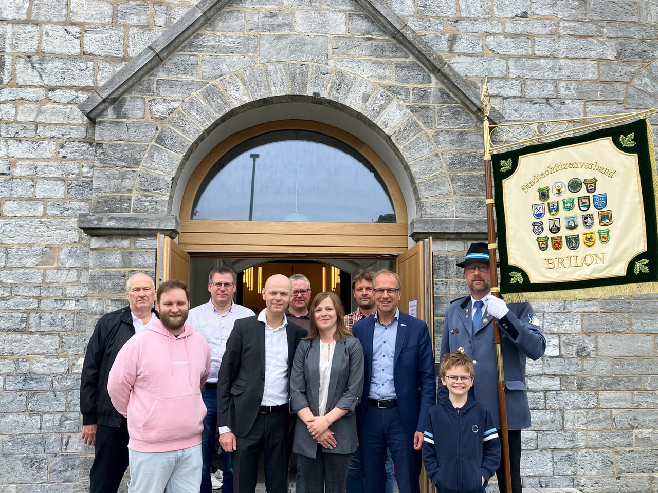 Superintendent Dr. Manuel Schilling, Pfarrerin Antja Jäkel und Bürgermeister Christof Bartsch feierten im Kreise des Presbyteriums sowie der Schützenbruderschaft die zweite Wiedereröffnung der evangelischen Stadtkirche in Brilon. Fotos: Frank Albrecht