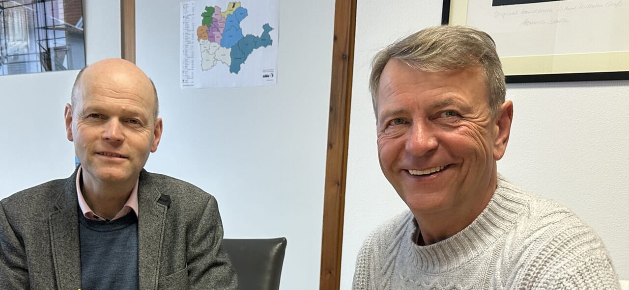 Mit einer Predigtreihe bezieht der Evangelische Kirchenkreis Soest-Arnsberg vor der Bundestagswahl Stellung. Superintendent Dr. Manuel Schilling (links) überreichte dem Landtagsabgeordneten Christof Rasche Postkarten mit den Predigtthemen. Foto: Hans-Albert Limbrock