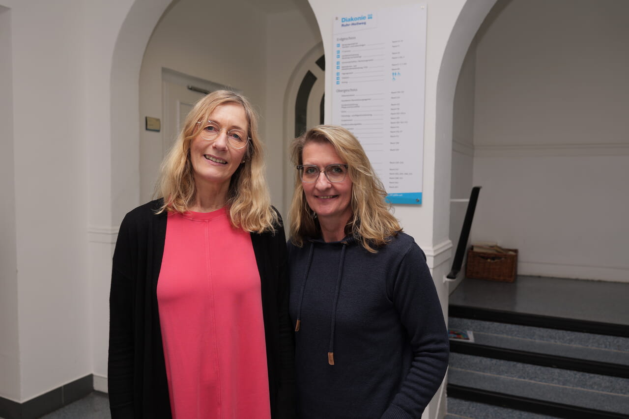 Neu bei der Diakonie Ruhr-Hellweg angesiedelt: die „Fachstelle ehrenamtliche Vormundschaften“. Edda Rudat (links) und Kirsten Weßlowski geben gerne Auskunft. Foto (drh)