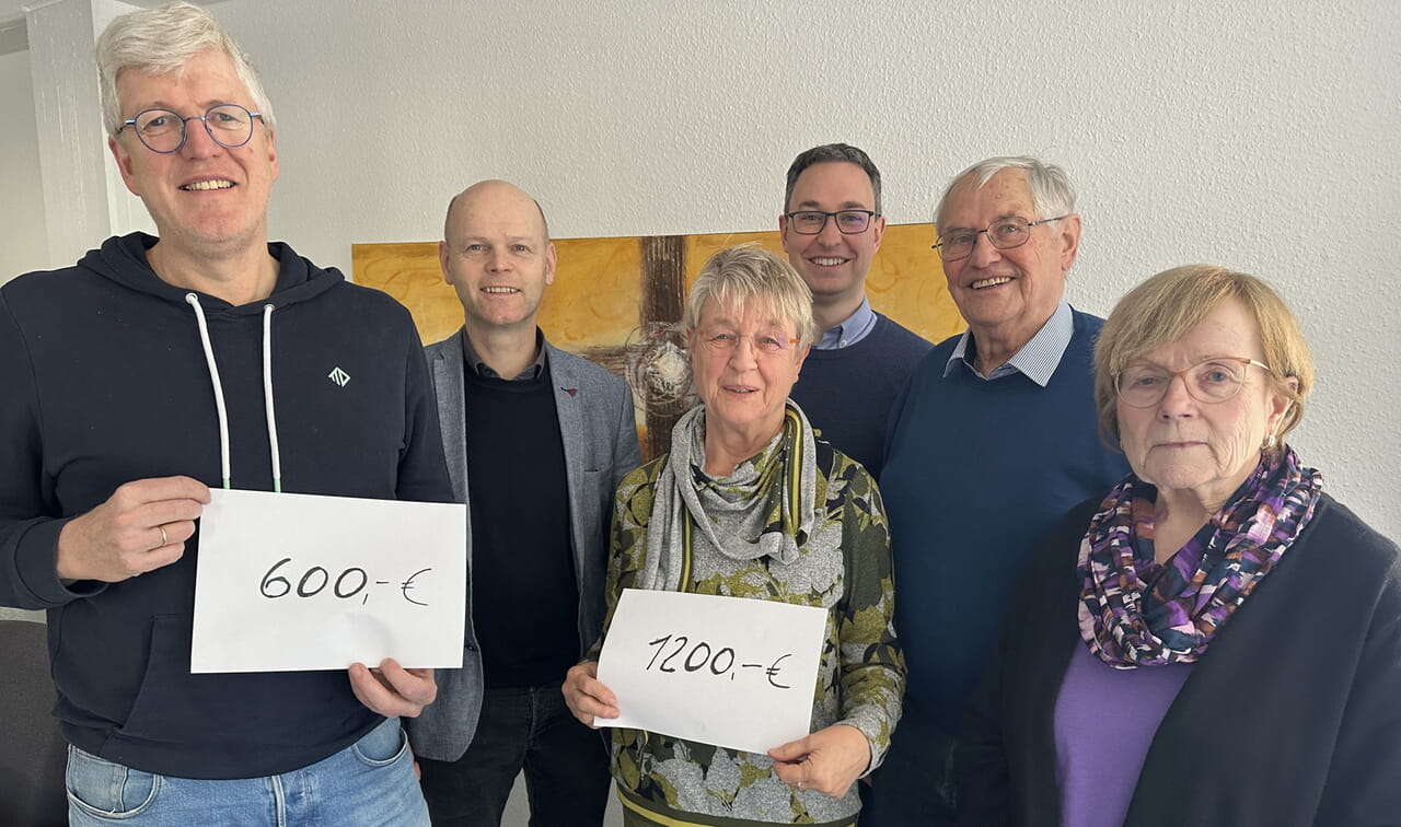 Das Soester Krippenspiel war auch in 2024 wieder ein Erfolg (von links): Kai Hegemann (Emmaus-Gemeinde/Hohnekirche), Superintendent Dr. Manuel Schilling, Birgit Wichterich (Kinder- und Jugendhospizdienst), Benjamin Redeker (Regie), Ludwig Dörr (Regie) und Raynhild Hartung-Weier (musikalische Leitung). Foto: Hans-Albert Limbrock