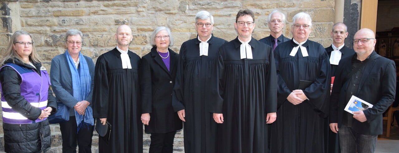 Iris Lemmer, Beate Busemann, Dr. Manuel Schilling, Gudrun Siebert, Ralf Radix, Matthias Rausch, Ingo Janzen, Oliver Günther und Peter Rutz (v.l.) wirkten alle bei dem Einführungsgottesdienst von Sven Fröhlich (5.v.r.) mit. Foto: Annabell Brock