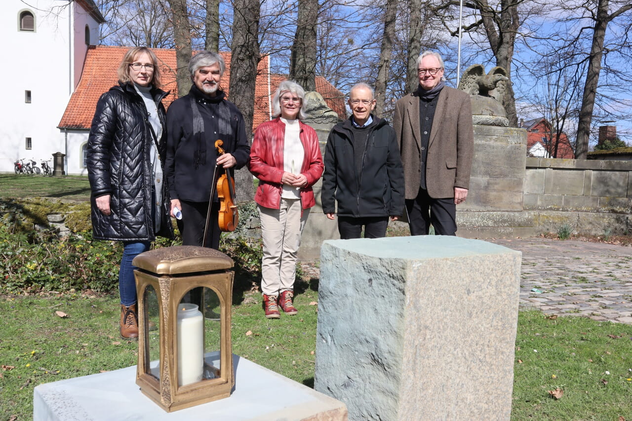 Auf Vorschlag von Ortsvorsteherin Anja Heymann (Mitte) hatte eine Bürgerversammlung beschlossen, ein festes Gedenklicht am Ehrenmal zu installieren, das sie mit Antonia Domke, Andrei Surotdinov, Oscar Greven und Volker Kluft (von links) einweihte.