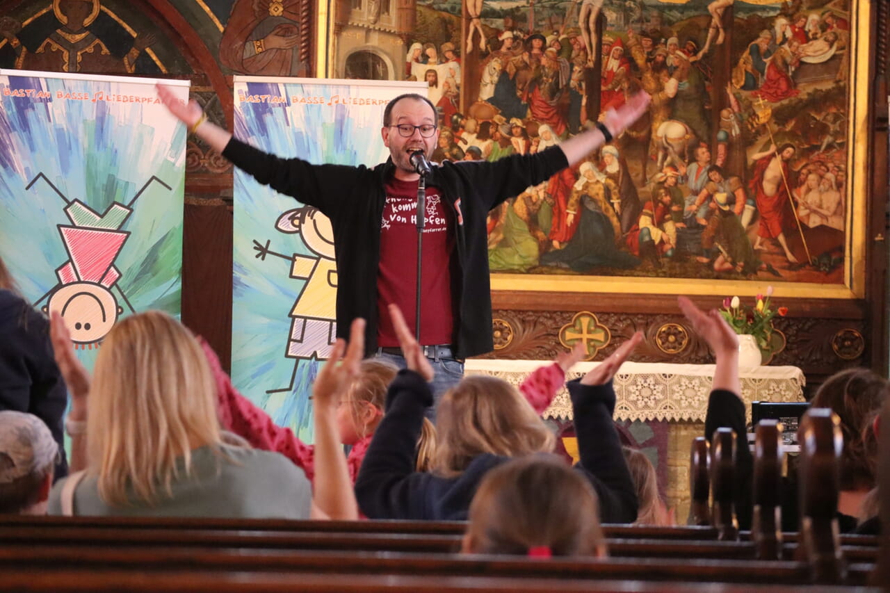 Bastian Basse in seinem Element. Der Lieder-Pfarrer war jetzt in der Hohnekirche zu Gast. Foto: Klaus Bunte