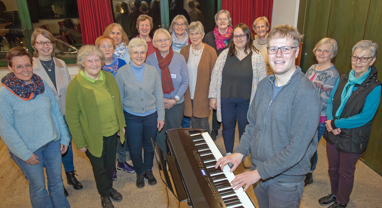 Paul Knizewski ist aus Werl nach Soest gewechselt und ist der neue Kantor in der Emmaus-Gemeinde. Auch den Singkreis Ostönnen leitet er. Foto: Thomas Brüggestraße