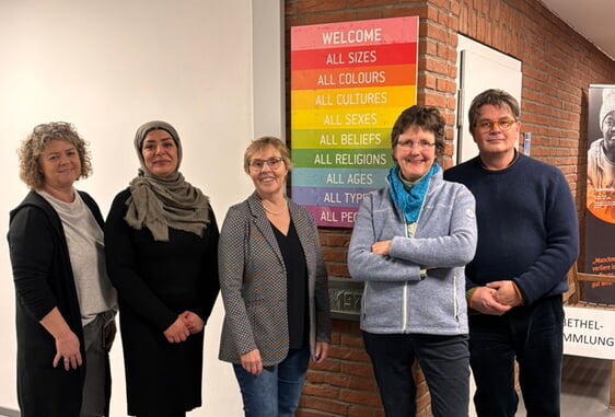 Setzen sich für das Kirchenasyl ein - v.l.n.r.:Diakoniepfarrerin Susanne Klose-Rudnick, Zeinab El Zein (Diakonie), Elisabeth Patzsch, Pfarrerin Kristina Ziemssen, Pfarrer Ralph Frieling. Mit in der Gruppe aktiv, aber zum Fotozeitpunkt verhindert: Pfarrer Friedemann Kölling.