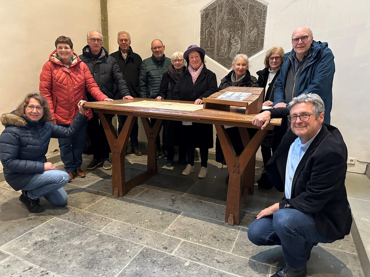 Große Freude herrschte bei Vertretern und Vertreterinnen der Emmaus-Gemeinde, des Kreiskunstvereins und der Kükelhaus-Gesellschaft, dass Altar und Kanzel nun wieder in Soest sind. Foto: Hans-Albert Limbrock