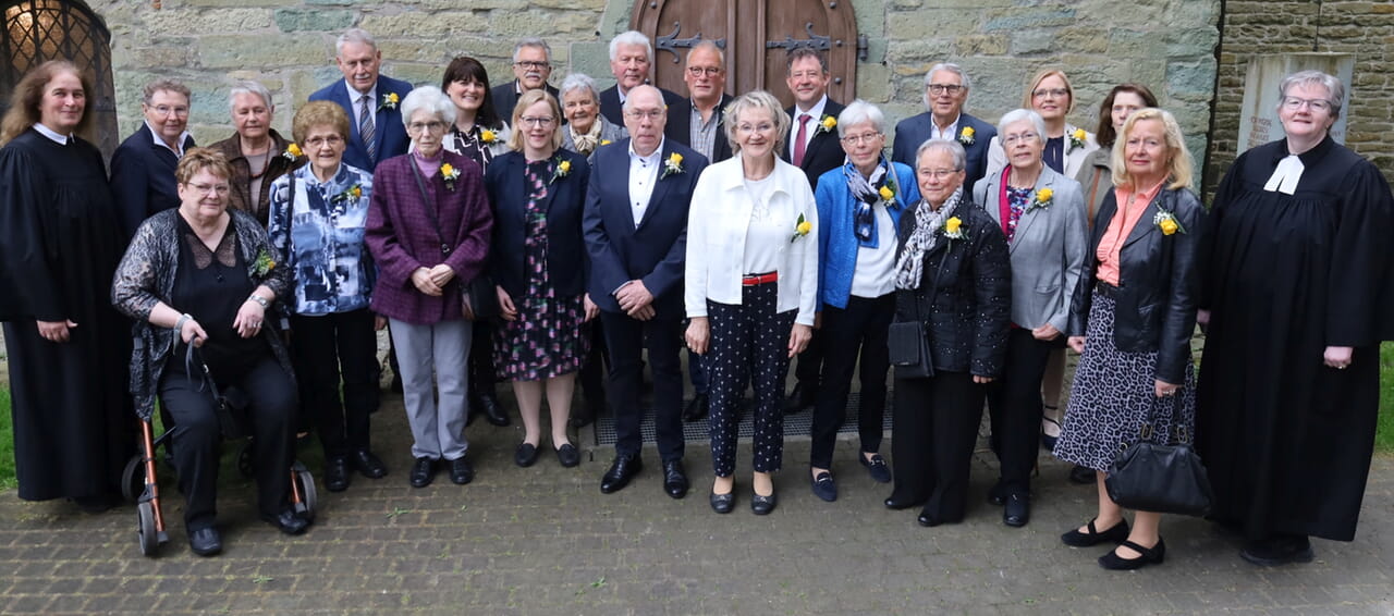 Von 25 bis 75 Jahre: So lange liegt die Konfirmation der dreiundzwanzig Jubelkonfirmanden in der Niederbörde zurück. Foto: Sandra Goerdt-Heegt
