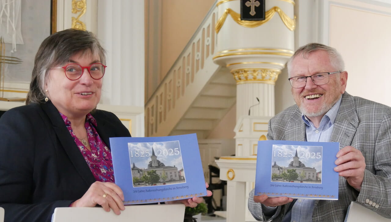 Für das Jubiläum wurde eigens eine umfangreiche Festschrift erstellt, die Pfarrerin Claudia Schäfer und Presbyter Friedhelm Walter hier präsentieren. Foto: Hans-Albert Limbrock