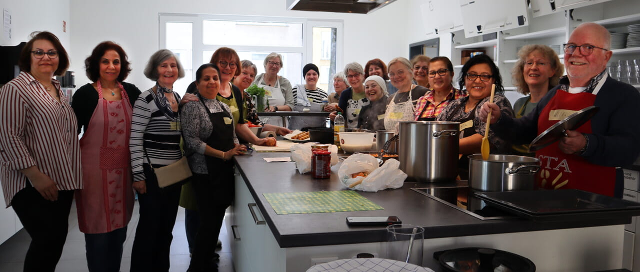 Die Frauen und der Mann der ersten Stunde: Sie nahmen am Pilotprojekt des Senioren- und des Integrationsbeirats teil, mit dem Menschen vorgerückten Alters und unterschiedlicher Nationen beim Kochen in Kontakt und ins Gespräch gebracht werden sollen. Fotos