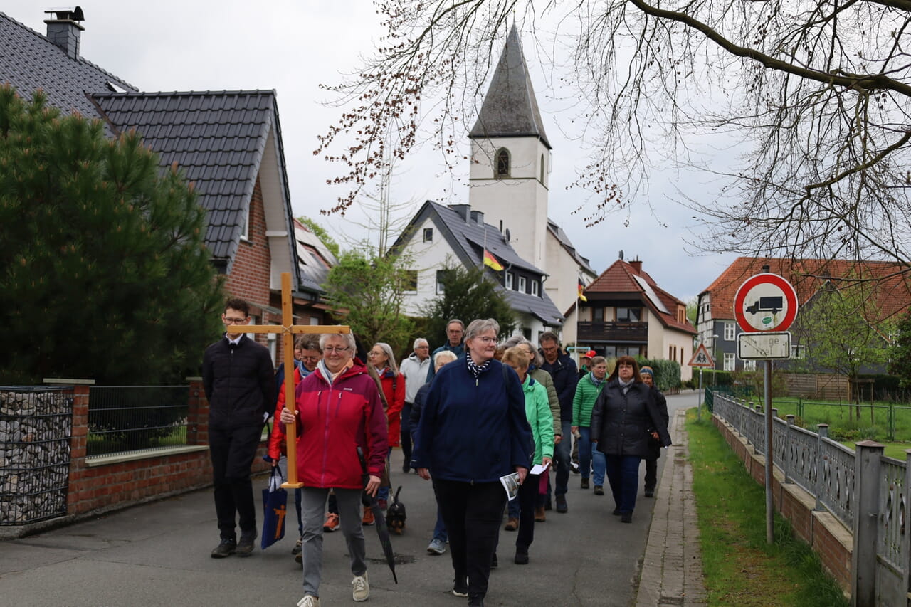 Mit St. Othmar im Rücken machten sich die Gläubigen auf den knapp einstündigen Weg. Fotos: Samdra Goerdt-Heegt