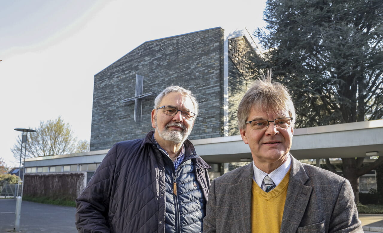 Bedauern die Auflösung des Kirchbauvereins Werl. Da sich jedoch kein neuer Vorstand fand, war diese Entscheidung für Günter Krause und Pfarrer Christoph Lichterfeld alternativlos. Foto: Toni Nitsche