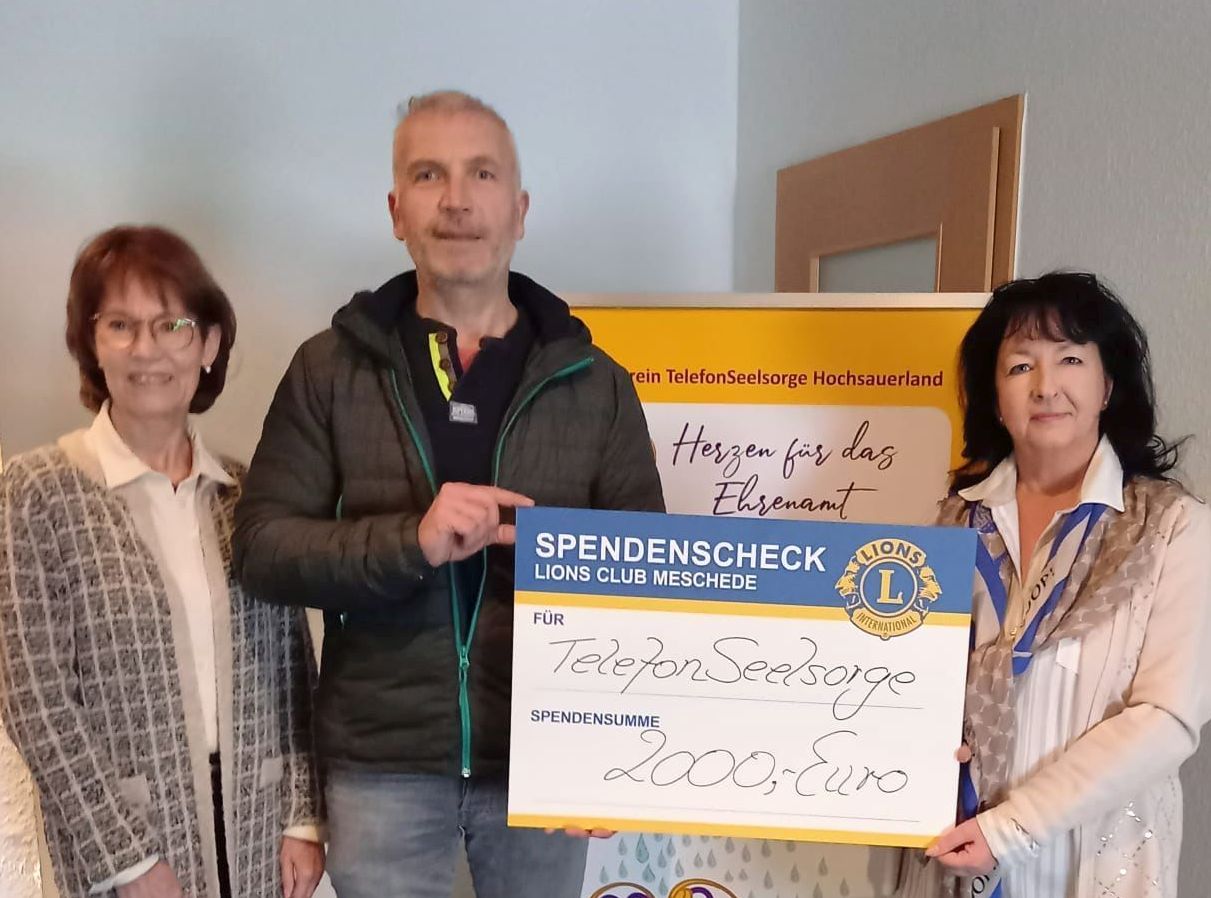 Michael Richter, Präsident des Lions Clubs Meschede, überreichte die Spende an die Leiterin der TelefonSeelsorge Hochsauerland, Tina Schwefer (rechts) und Elke Ewers vom Förderverein der TelefonSeelsorge (links). Foto (drh)