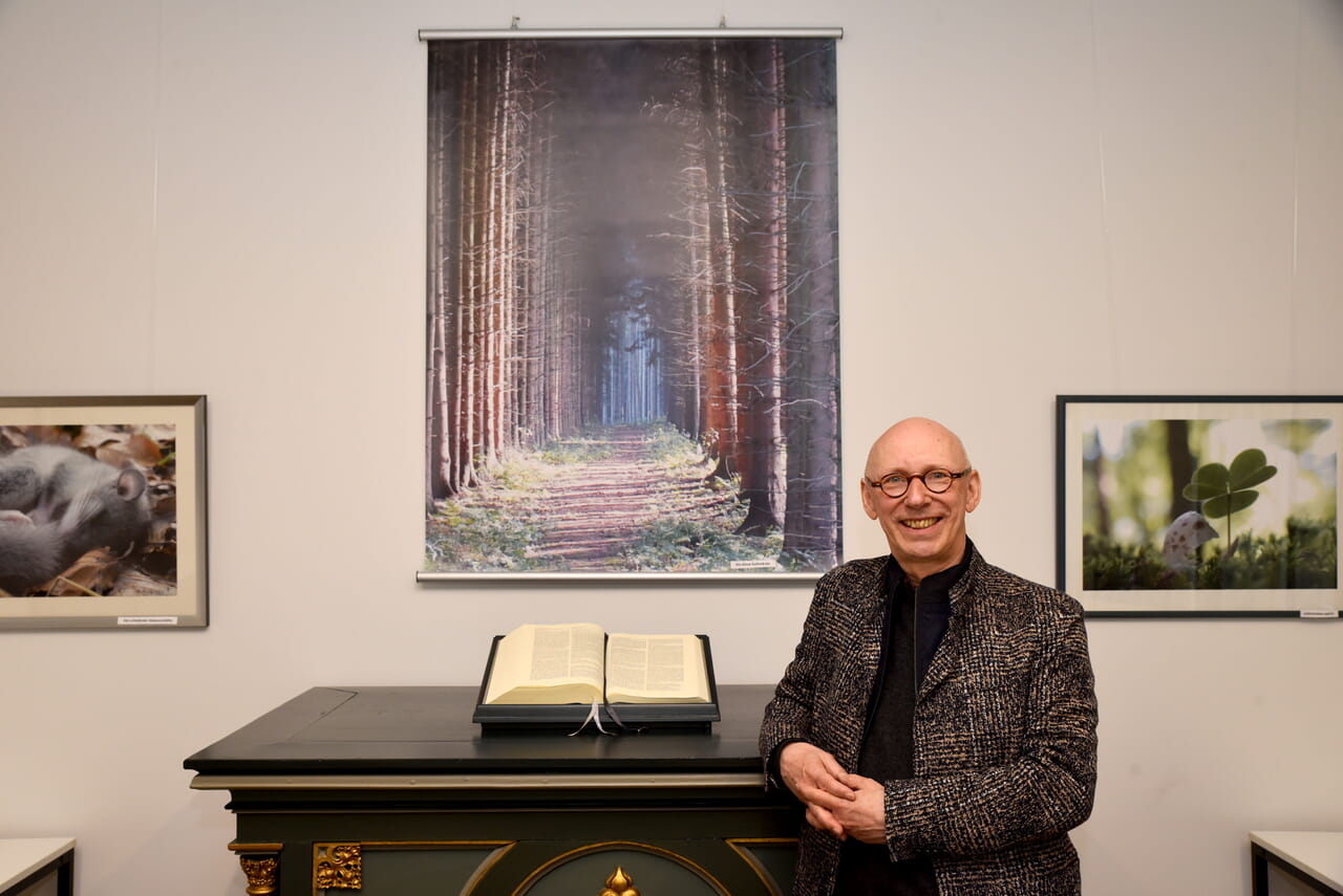 Fotograf, Künstler oder beides: Matthias Krispien zeigt derzeit seine Fotografien aus dem Arnsberger Wald im Rahmen der Ausstellung „Ästhetik und Symphonie des Arnsberger Waldes“ im Gemeindehaus der Ev. Kirchengemeinde Neheim. Foto: Frank Albrecht