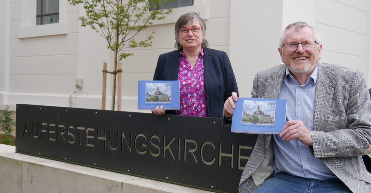 Pfarrerin Claudia Schäfer und Presbyter Friedhelm Walter laden zur 200-Jahr-Feier der Auferstehungskirche ein. Foto: Hans-Albert Limbrock