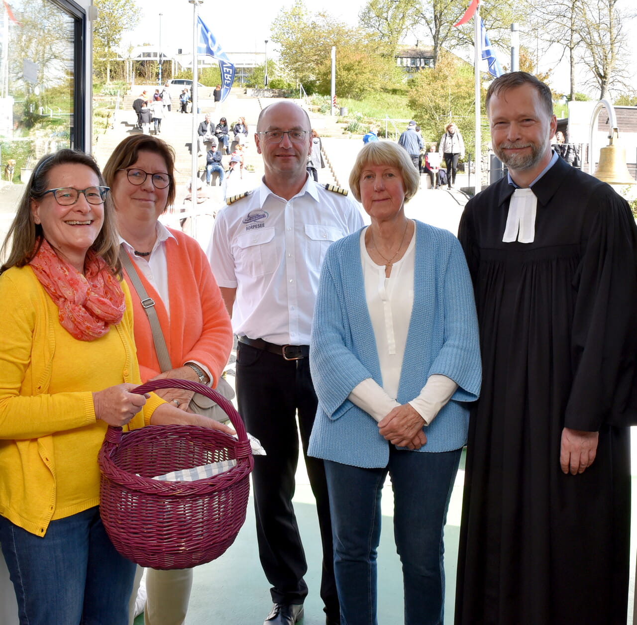 Pfarrer Martin Vogt und Jörg Schmitten, Kapitän der MS Sorpesee, freuen sich zusammen mit Sabine Lies, Monika Bauermeister und Waltraud Scheffer vom Vorbereitungsteam über den erneut gelungenen Emmausgang auf „hoher See“. Fotos: Frank Albrecht
