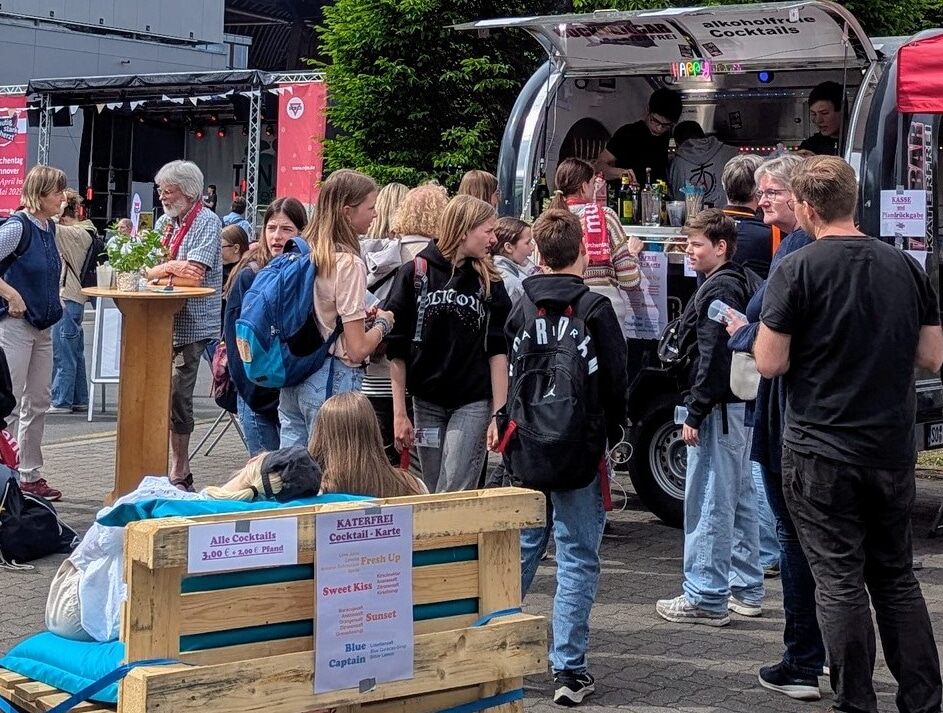 Der Cocktailstand mit dazugehöriger Chill-Lounge. Mittendrin, statt nur dabei: Pfarrer Wolfram Sievert am Tisch stehend im Gespräch. Fotos: Julie Riede