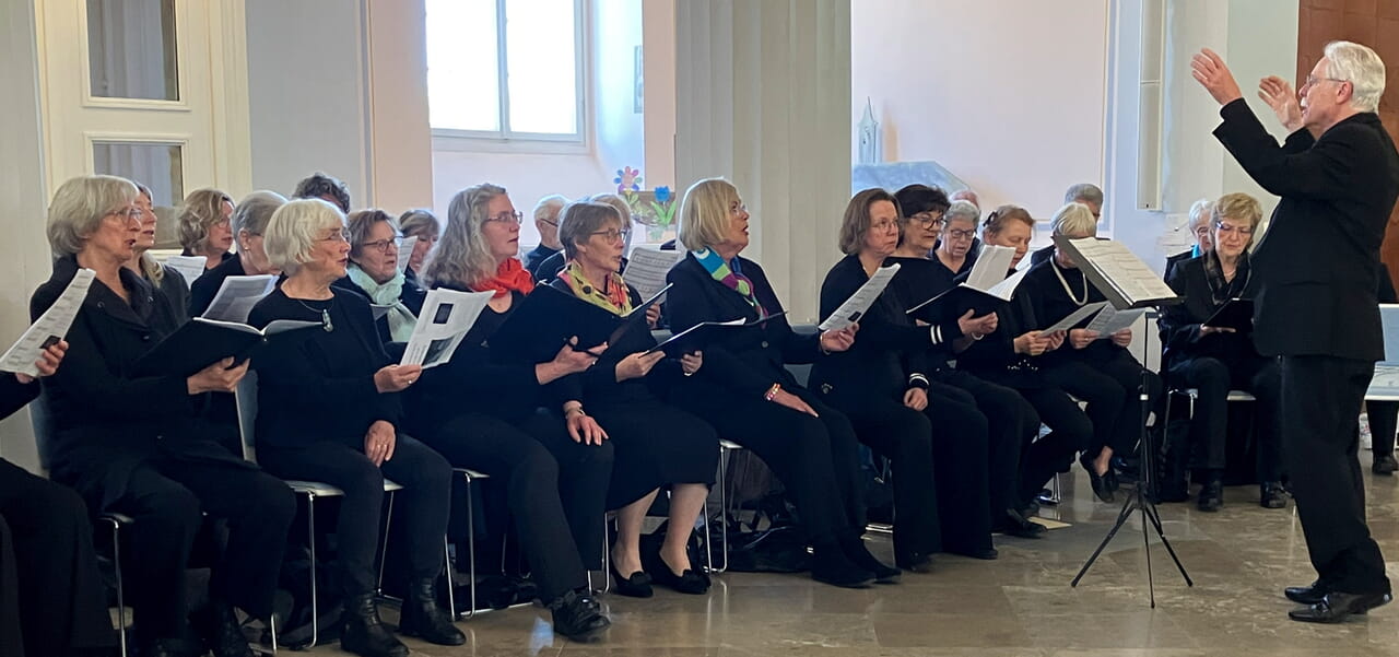 Unter der Leitung von Kirchenmusikdirektor Gerd Weimar (an der Orgel) sagen der Projektchor des Evangelischen Kirchenkreises Soest-Arnsberg sowie der Oratorienchor Arnsberg in einem festlich gestalteten Gottesdienst zum Jubiläum.
