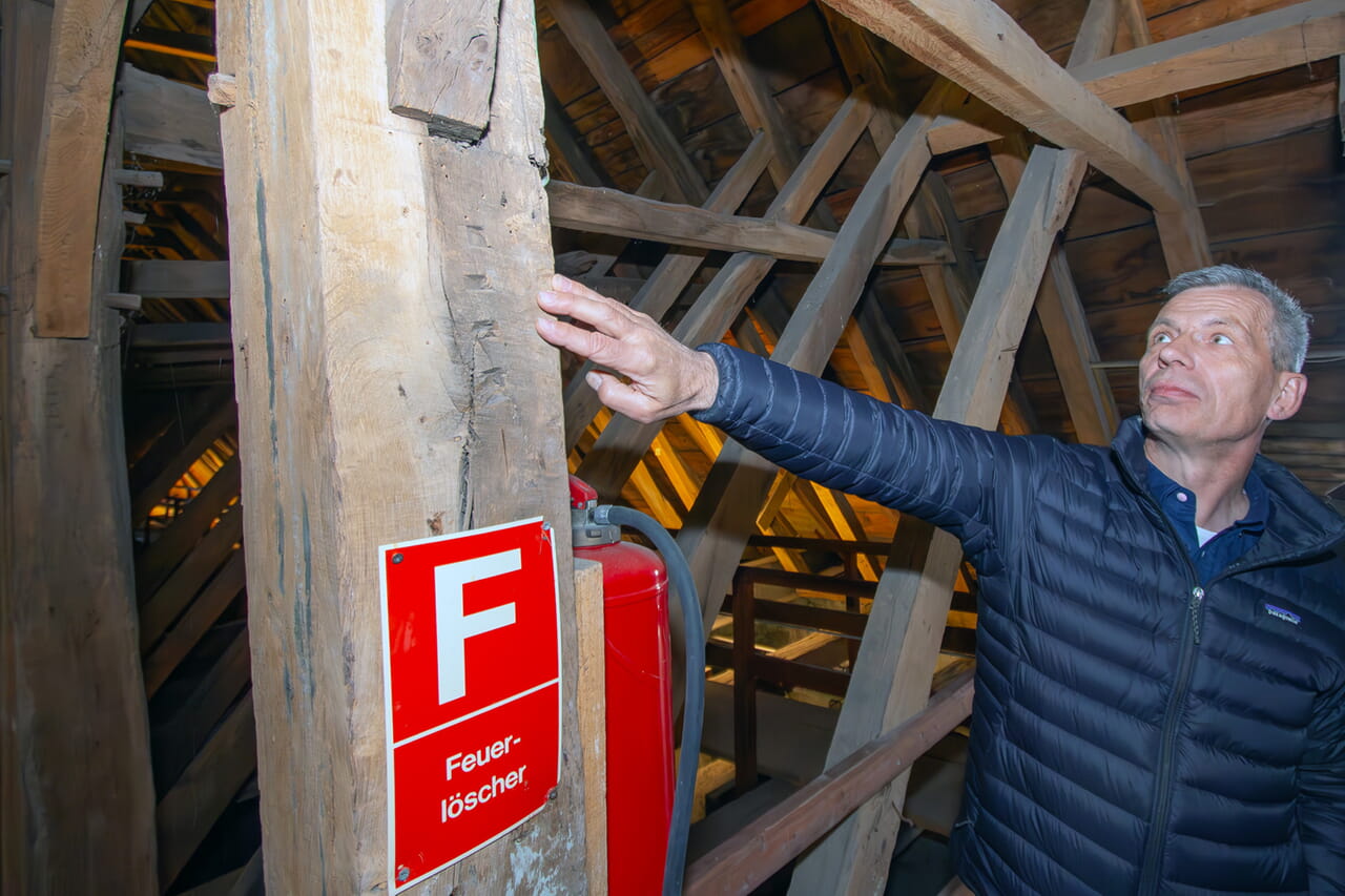 Wichtige Markierungen: Diese Einkerbungen sind so genannte Abbundzeichen zur exakten Orientierung beim Zusammenbau. „Ein System, an das sich Zimmerleute über Jahrhunderte gehalten haben", erklärt Dombaumeister Gunther Rohrberg.