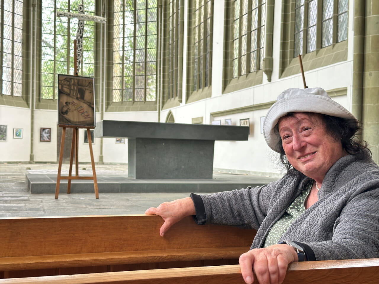 Inga Schubert-Hartmann, Vorsitzende des Kreiskunstvereins, weiß die Vorzüge der Kirche Neu St. Thomä zu schätzen. Foto: Hans-Albert Limbrock