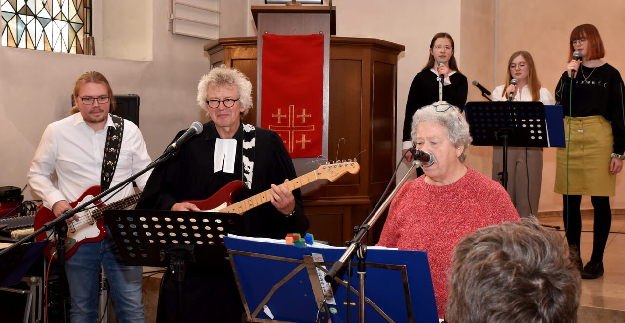 Noch im Gottesdienst zur Verabschiedung war Pfarrer Bäumer an der E-Gitarre der Kirchenband ganz in seinem Element und musizierte zu einer Geschichte aus dem Evangelium.