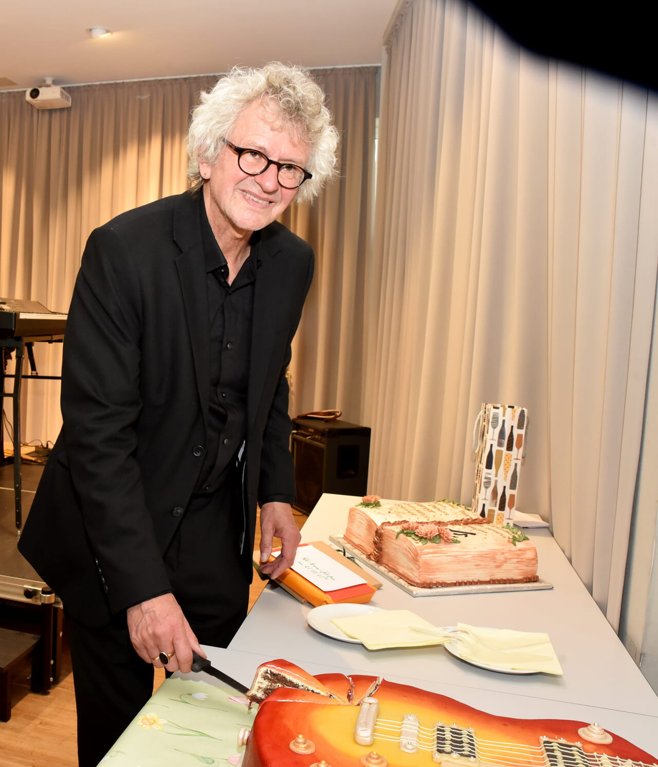 Beim Empfang im Gemeindehaus an der Christuskirche durfte sich Hans-Jürgen Bäumer über eine Gitarren-Torte freuen, die in Originalgröße für ihn gefertigt wurde.